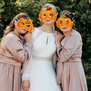 Trois masques de citrouille avec feuilles d'automne et chapeaux de sorcier pour fêtes