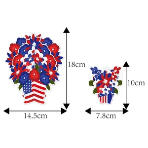 3D-Tischdeko mit Papierblumen im US-Flaggendesign mit 18 cm und 10 cm Größenangaben