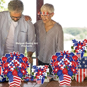 Detailansicht der patriotischen 4. Juli Blumendekoration und Amerika-Themenbrille