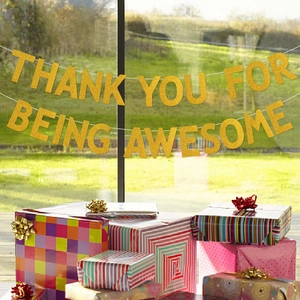 Détail de la bannière dorée scintillante Thank You For Being Awesome en fête