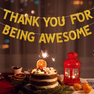Bannière dorée pailletée Thank You For Being Awesome avec gâteau festif et lumières chaudes