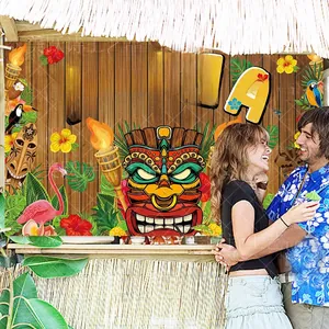 Détail du décor de fête Luau avec masque Tiki coloré et motifs floraux tropicaux vibrants