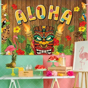 Détail du décor de fête Luau avec statue Tiki, flamant rose et inscription Aloha