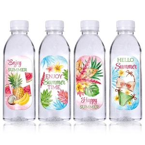 Detail van vier Hawaiiaanse flesetiketten met tropisch fruit en strandgerelateerde ontwerpen