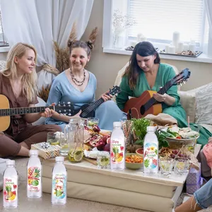 Hawaiiaanse zomerfeest waterfles etiketten met tropische ananas en bloemmotieven
