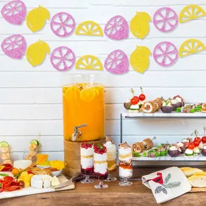 Striscione di limone scintillante appeso sopra un tavolo di dolci per festa tropicale