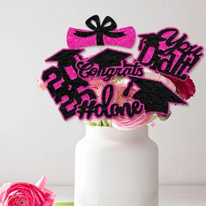 Décorations de vase de remise de diplôme roses et noires avec chapeau et parchemins