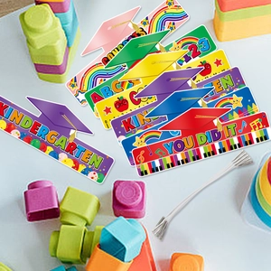 Segnalibri colorati per diploma scuola materna con nappe e motivi educativi