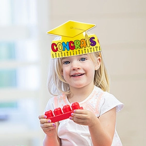 Tocco di laurea in carta gialla per bambini con nappa dorata e testo Congrats colorato