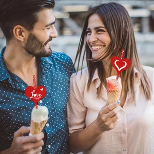 Décorations de fête de la Saint-Valentin avec cœurs rouges brillants et pailles Love