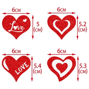 Lot de quatre décorations de paille en cœur pailleté rouge avec texte Love et motifs