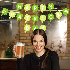 Bannière verte de la Saint-Patrick tenue par une femme pour décor de fête festive