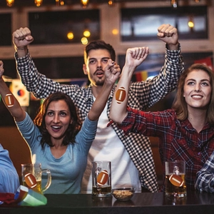 Pegatinas temáticas de rugby para fiestas deportivas en el brazo y vasos de cerveza