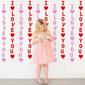 Détail de décoration de Saint-Valentin avec guirlandes à paillettes I Love You et cœurs