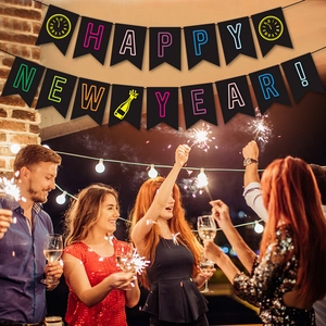 Neon Happy New Year Banner mit schwarzen Wimpeln und Uhrensymbolen für die Silvesterparty
