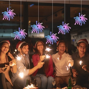Décorations de fête du Nouvel An avec étoiles de feu d'artifice laser dégradé bleu-violet