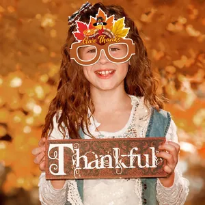 Enfant portant des lunettes de dinde de Thanksgiving et panneau de gratitude