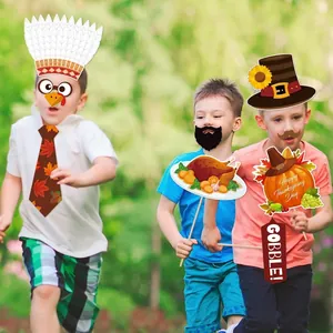 Enfants jouant avec accessoires de fête de Thanksgiving, masques de dinde et citrouille