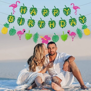 Tropische Hawaii Happy Birthday Girlande mit Flamingo und Ananas vor Strandhintergrund