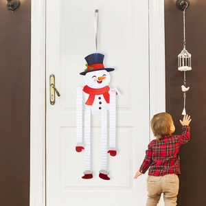 Décoration de bonhomme de neige suspendue avec membres en papier sur porte intérieure