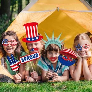 Enfants célébrant le Jour de l'Indépendance USA avec accessoires photo du 4 juillet