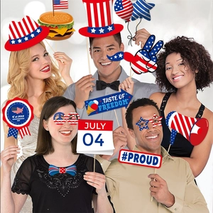 Groupe joyeux utilisant des accessoires photo pour le 4 juillet aux motifs USA
