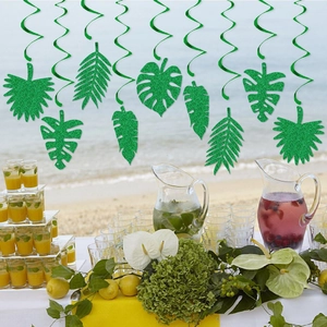 Décoration de fête tropicale avec feuilles de palmier pailletées et spirales suspendues