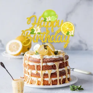 Topper per torta Happy Birthday glitterato con decorazioni al limone su torta a strati