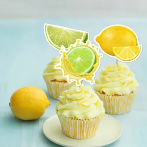 Decorazioni per cupcake al limone e lime per feste di compleanno su sfondo azzurro