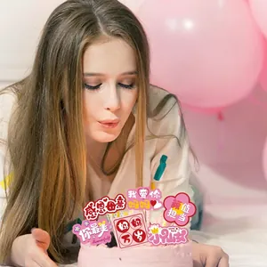 Muttertags-Kuchendeko-Set mit rosa und roten Herzformen auf einer Sahnetorte