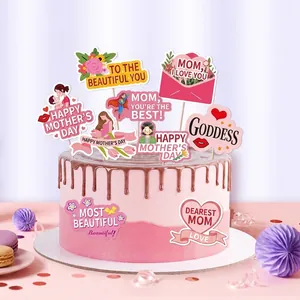 Rosa Muttertags-Kuchendeko mit Blumen- und Herzdesigns auf einer Torte serviert