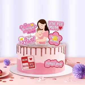 Makroaufnahme von Kuchendekorationen zum Muttertag mit Illustrationen und Textanhängern