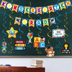 Décoration de remise des diplômes maternelle avec bannière et suspensions spirales
