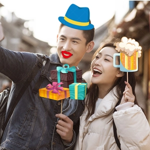 Kit d'accessoires photo pour la fête des pères avec chapeau et bière tenus par des modèles