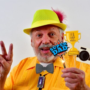 Accessoires photo fête des pères avec chapeau jaune, chemise et trophée Meilleur Papa