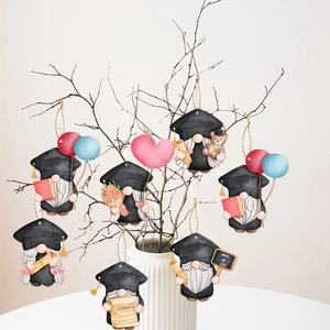 Ornamenti di gnomi per laurea con tocco e diplomi appesi a rami per decorazione