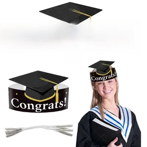 Détail de la couronne en papier Congrats pour remise de diplôme avec paillettes dorées