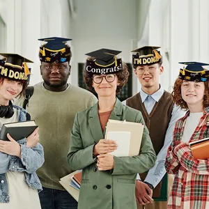 Cinq chapeaux de fête de remise des diplômes avec pompons jaunes et motifs imprimés