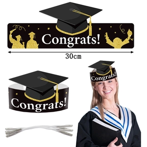 Serre-tête de remise de diplôme avec texte Congrats doré et chapeau sur fond blanc