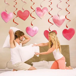 Decorazioni a spirale con cuori rosa per festa di San Valentino e addobbi da soffitto