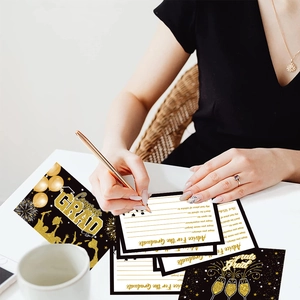 Eleganti biglietti d'auguri per laurea neri e oro con design Congrats Grad e fuochi