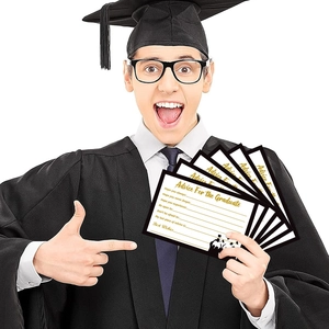 Laureato sorridente con un set a ventaglio di biglietti di auguri per la laurea