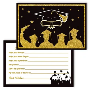 Dettaglio dei biglietti di auguri per laurea in nero e oro con design elegante