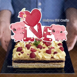 Nahaufnahme von niedlichem Schweine-LOVE-Kuchenstecker auf frischer Himbeertorte