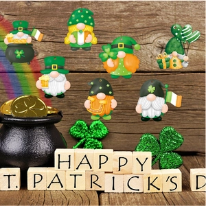 Lot de 7 ornements de nains de St. Patrick avec motifs de trèfle irlandais sur bois