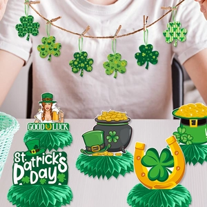 St. Patrick's Day Tischdeko mit grünen Kleeblatt-Waben und festlichen Goldmünzen-Töpfen
