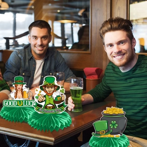 St. Patrick's Day Kleeblatt Waben-Tischdeko auf einem festlichen Bartresen platziert