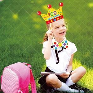 Fille tenant une couronne 100 Days Wiser et un nœud papillon pour photos scolaires