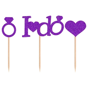 Dettaglio di topper per cupcake viola glitterati a forma di cuore e anello nuziale