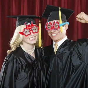 Occhiali festa laurea infermiera con scritte I Did It e Certified Nurse su sfondo rosso